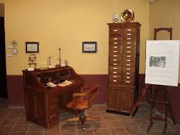 Mobiliario de Oficina de estilo neoclásico (antiguo) que tenemos que recoger gratuitamente.