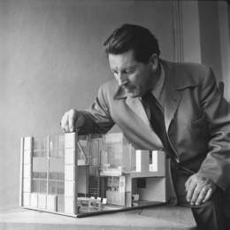 Foto de Gerrit Rietveld en su almacén de trabajo