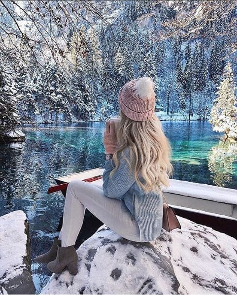 Chica de excursión en la Nieve