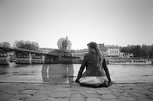 Chica meditando junto a un Río