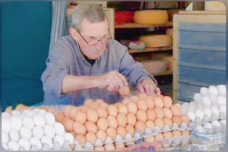 Anciano vendiendo Huevos