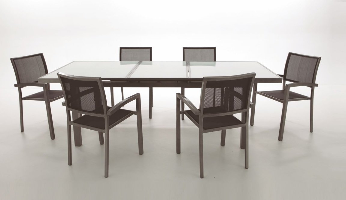 Mesa y sillas de Material Resistente (pueden servir de interior y de exterior)